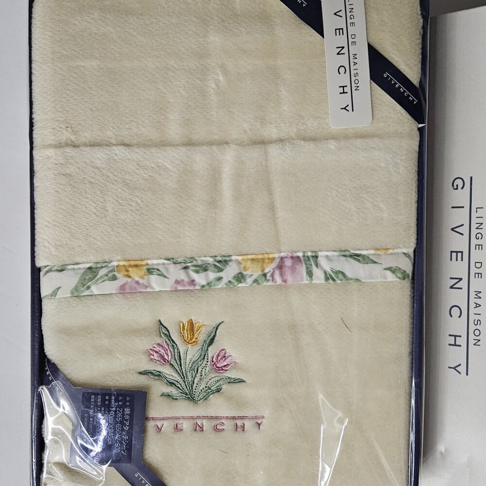 Givenchy Blanket - Picture 4 of 16